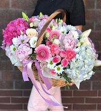 Цветочная композиция из Розы, Хризантемы, Пионы и Лизиантусы в корзине в Кривоносово